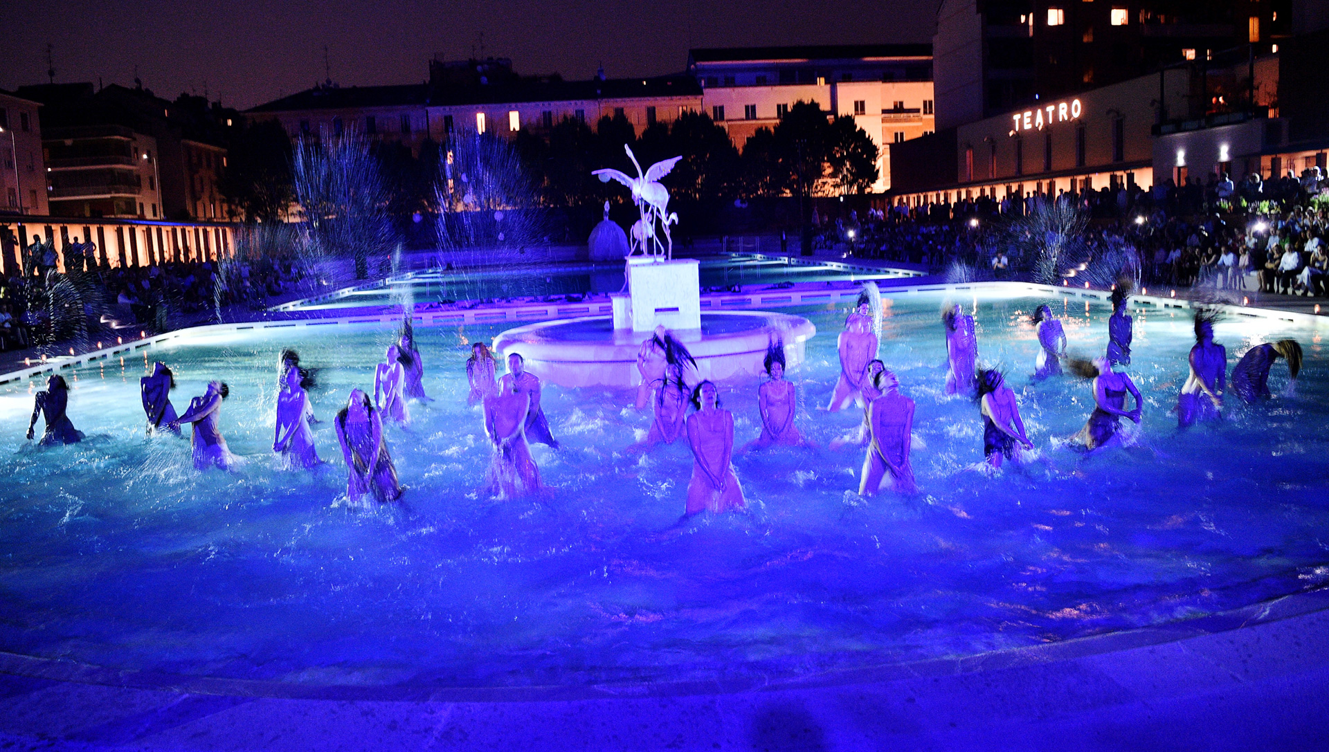uno spettacolo nella piscina dei Bagni Misteriosi