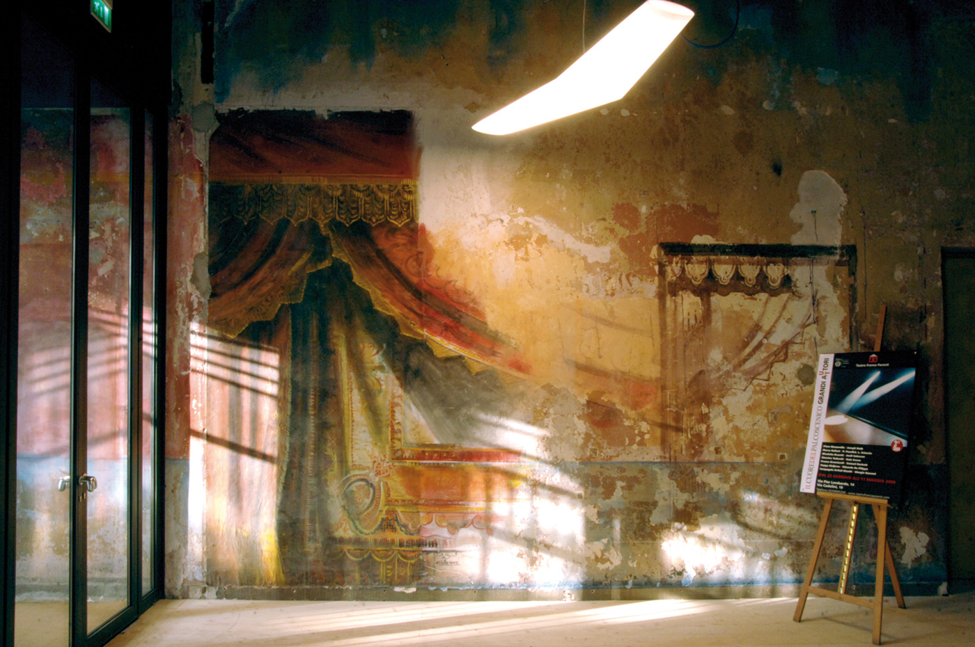 l'ingresso affrescato del teatro