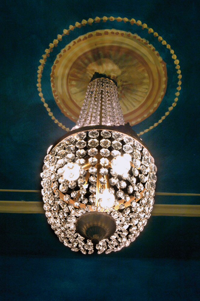 un lampadario di vetro