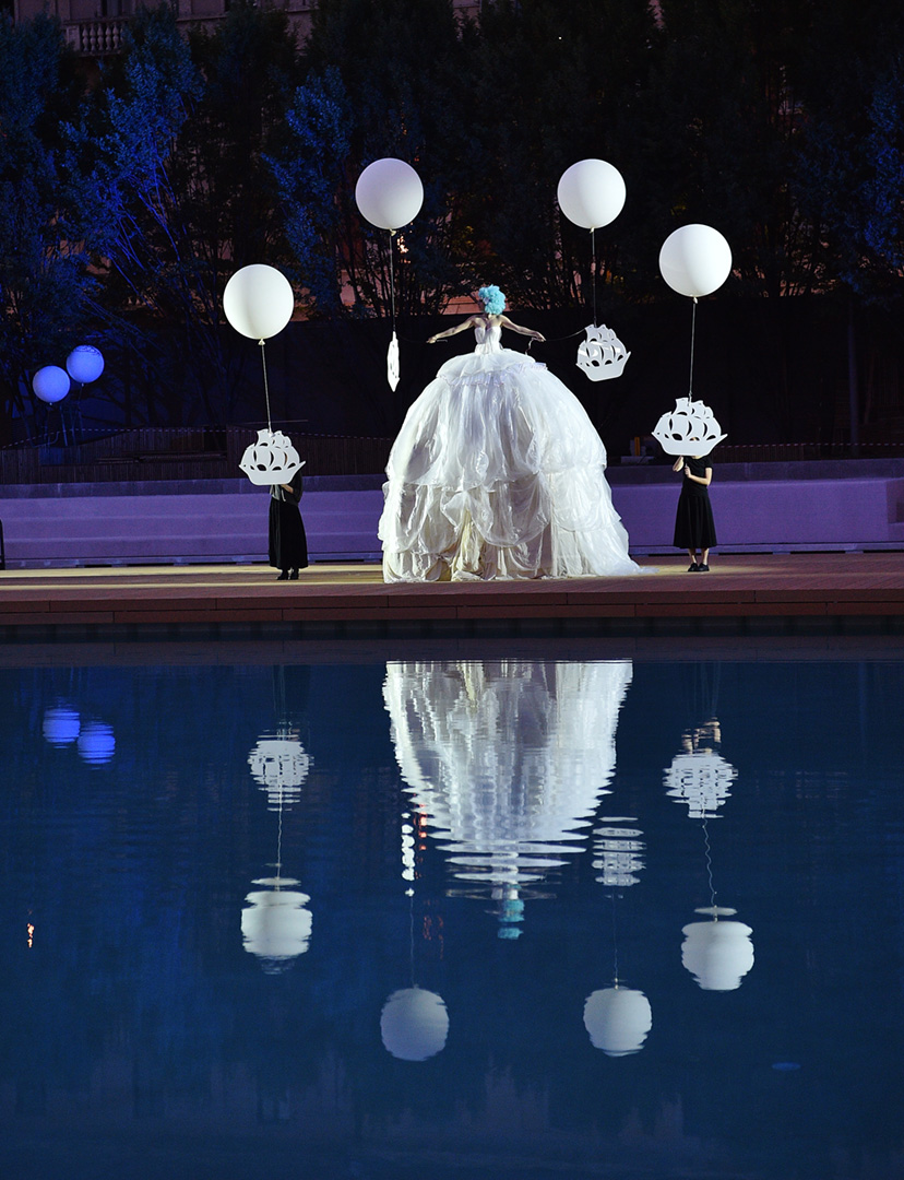 uno spettacolo scenografico a bordo piscina
