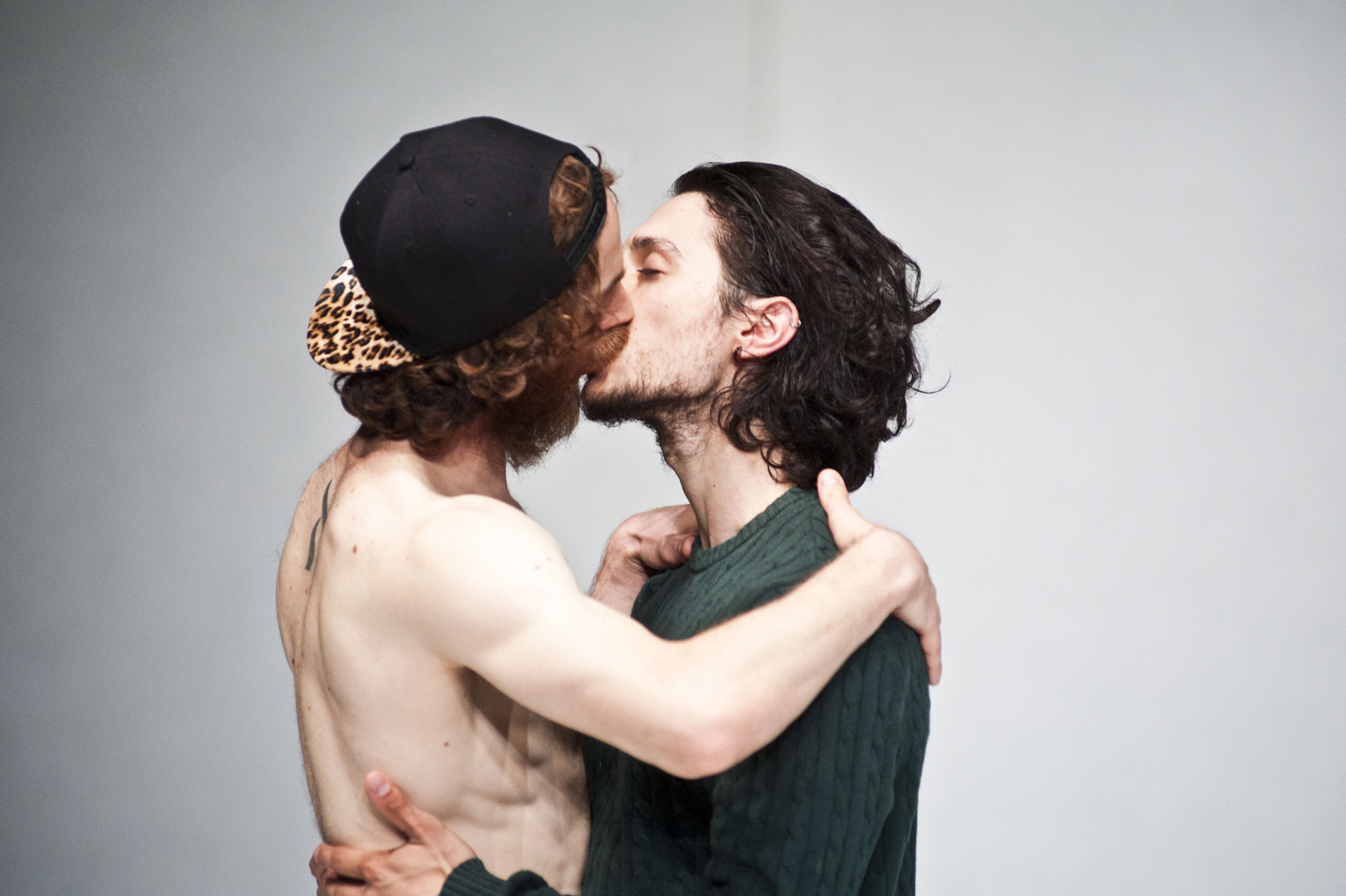 Ballerini uomini che si baciano