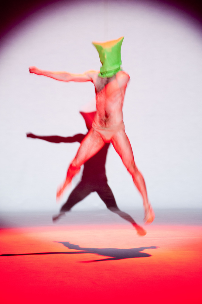 Ballerino in salto illuminato di rosso