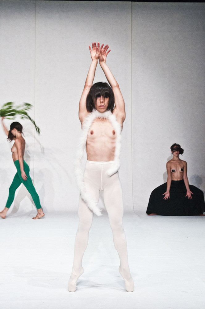 Coereografia di tre ballerine vestite di bianco, nero e verde