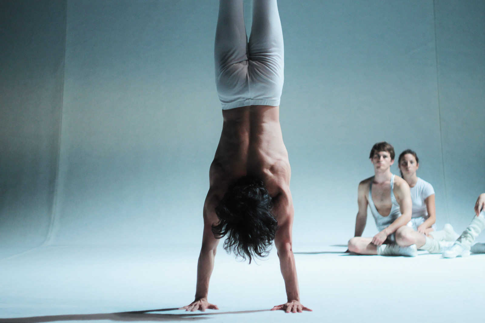 Ballerino in posa verticale