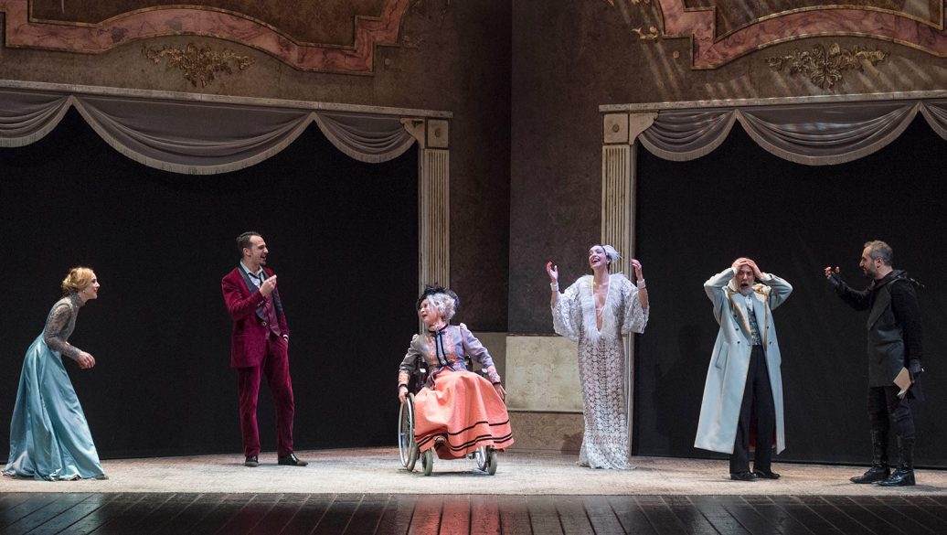 Scena sul palco con 6 attori