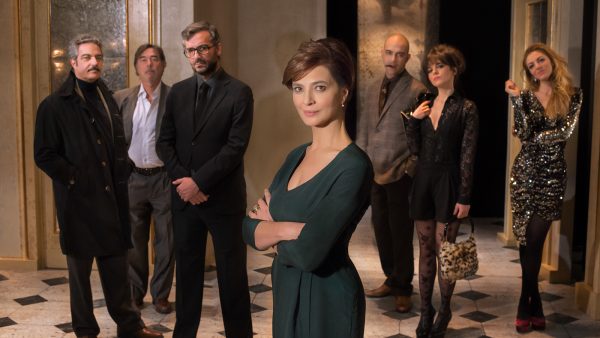 Foto cast con in primo piano Laura Morante