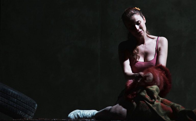 Sabrina Colle in "Dove ci porta questo treno blu e veloce"