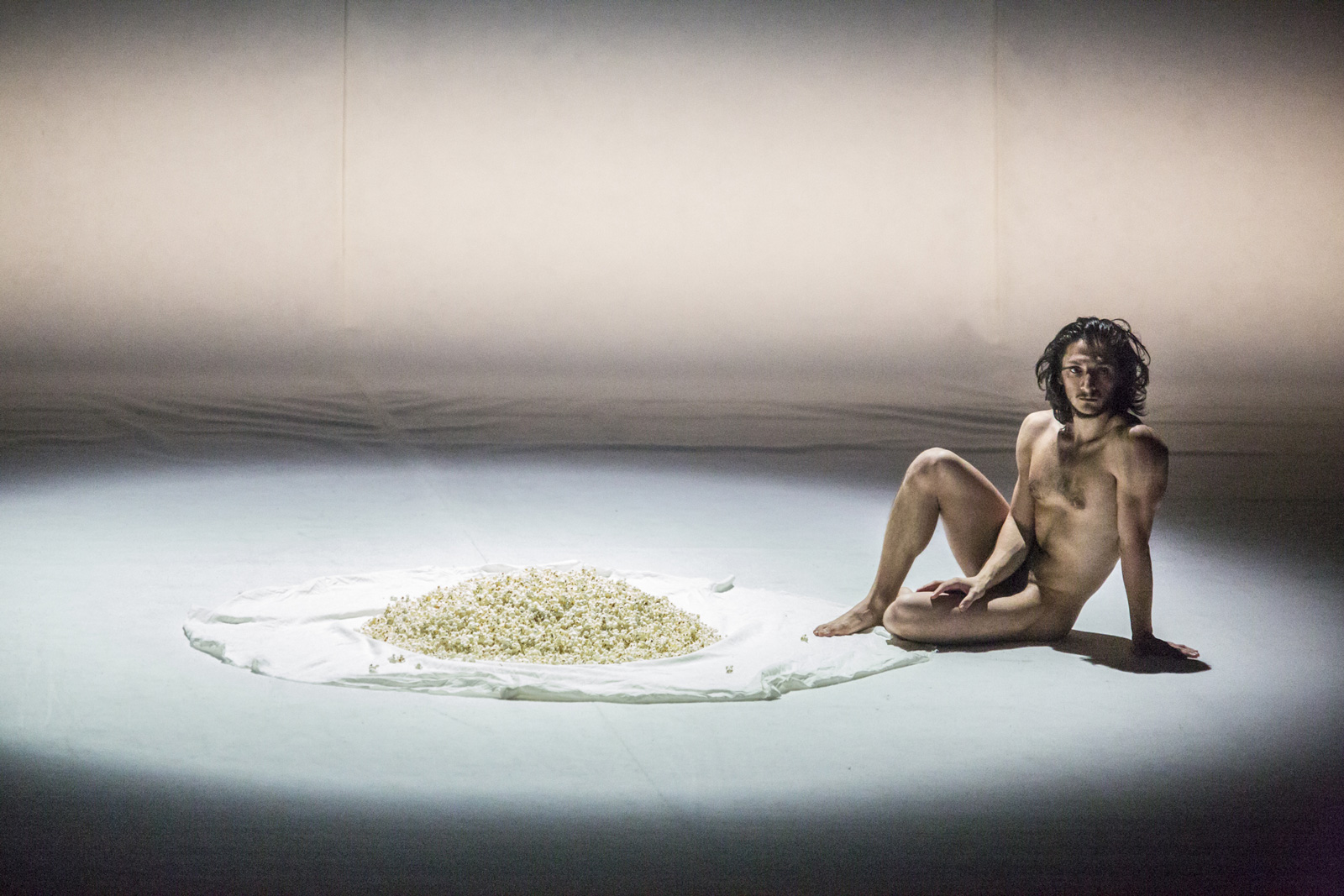 Ballerino nudo in scena