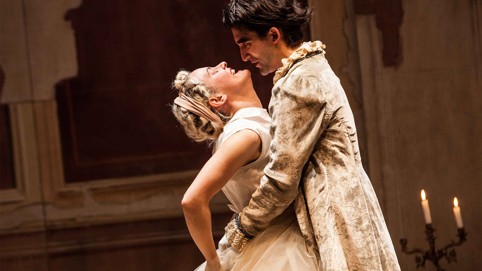 Scena dei due innamorati che si abbraccione